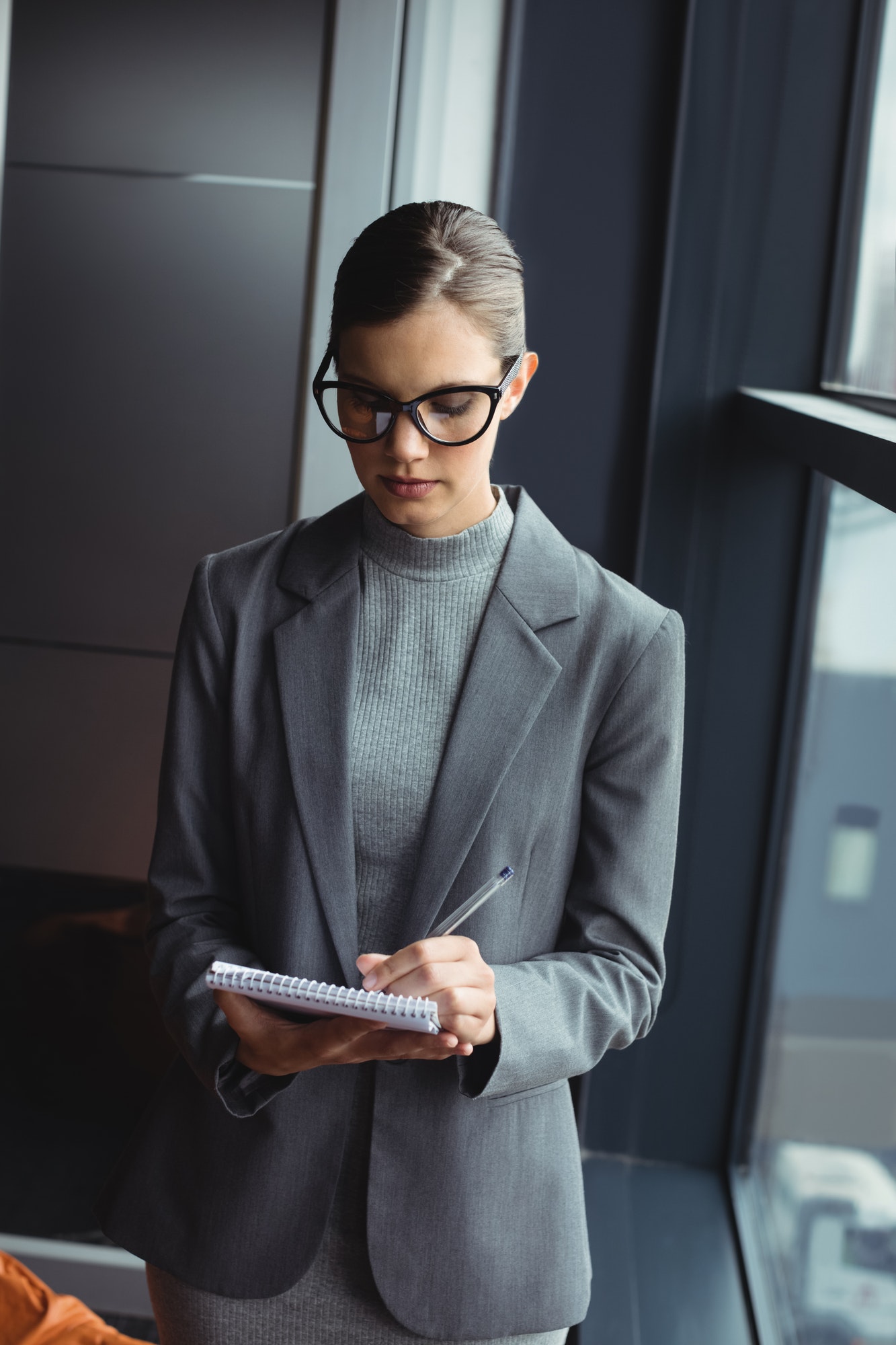 counselor-writing-on-the-notepad